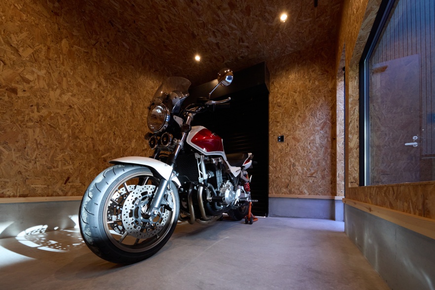 バイクガレージのある家